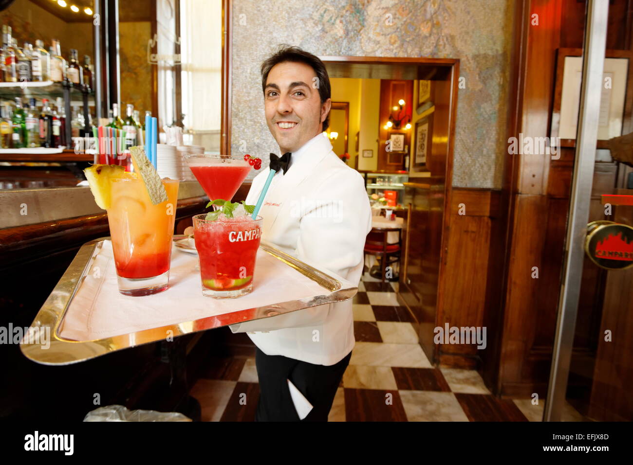 Cameriere che serve vari drink in un bar, Galleria Vittorio Emanuele II, Milano, Lombardia, Italia Foto Stock