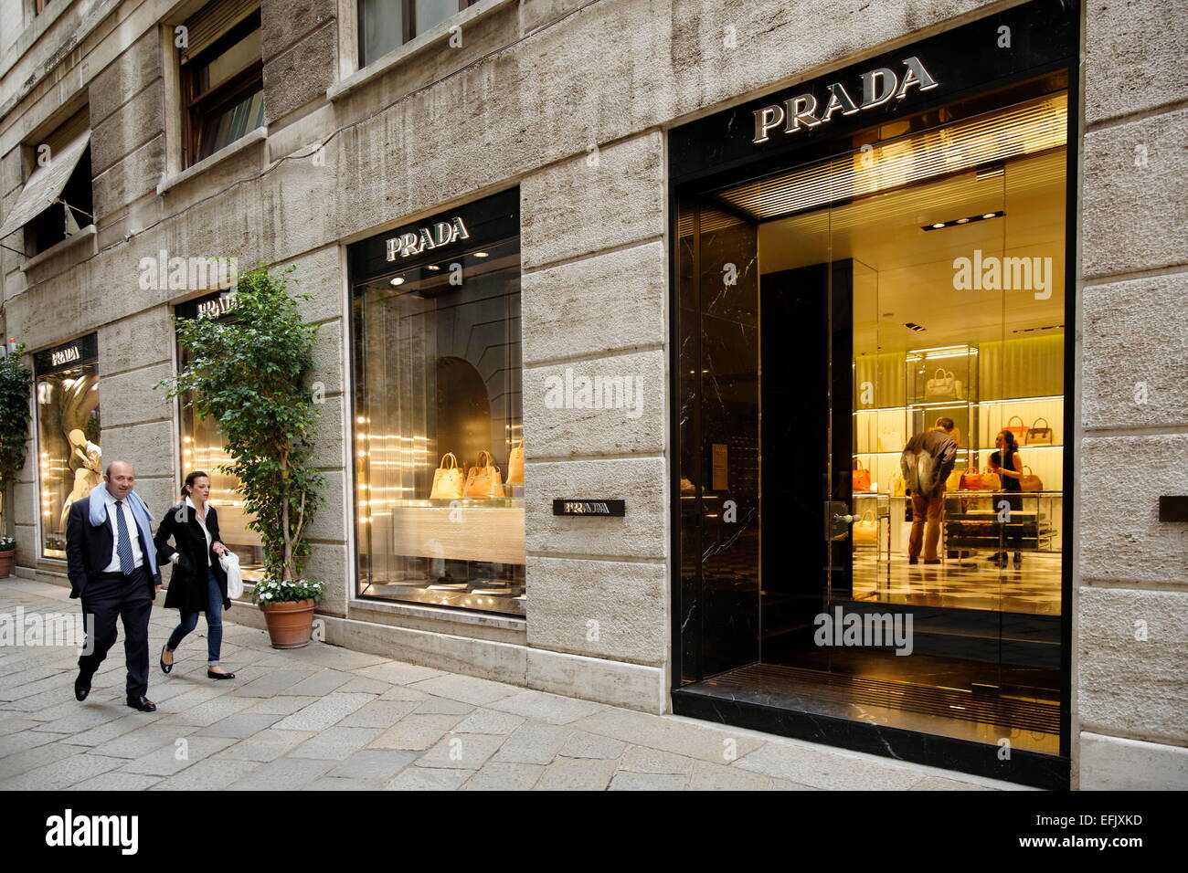 Paio di window shopping, Via dell Spiga, Triangolo Dorato, Milano, Lombardia, Italia Foto Stock