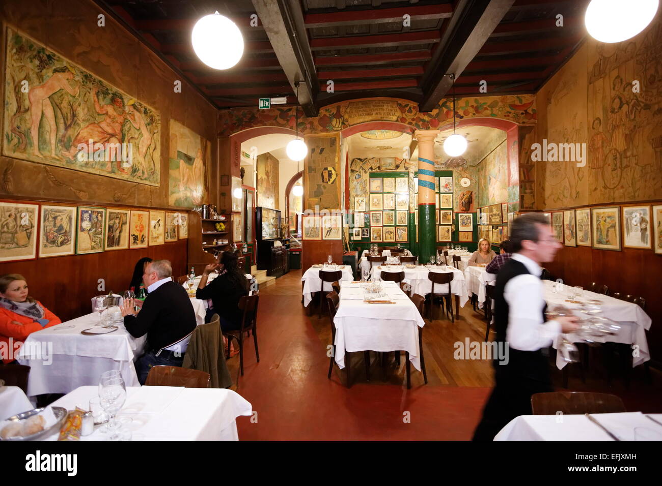 Gli ospiti in un ristorante tradizionale italiano, Milano, Lombardia, Italia Foto Stock