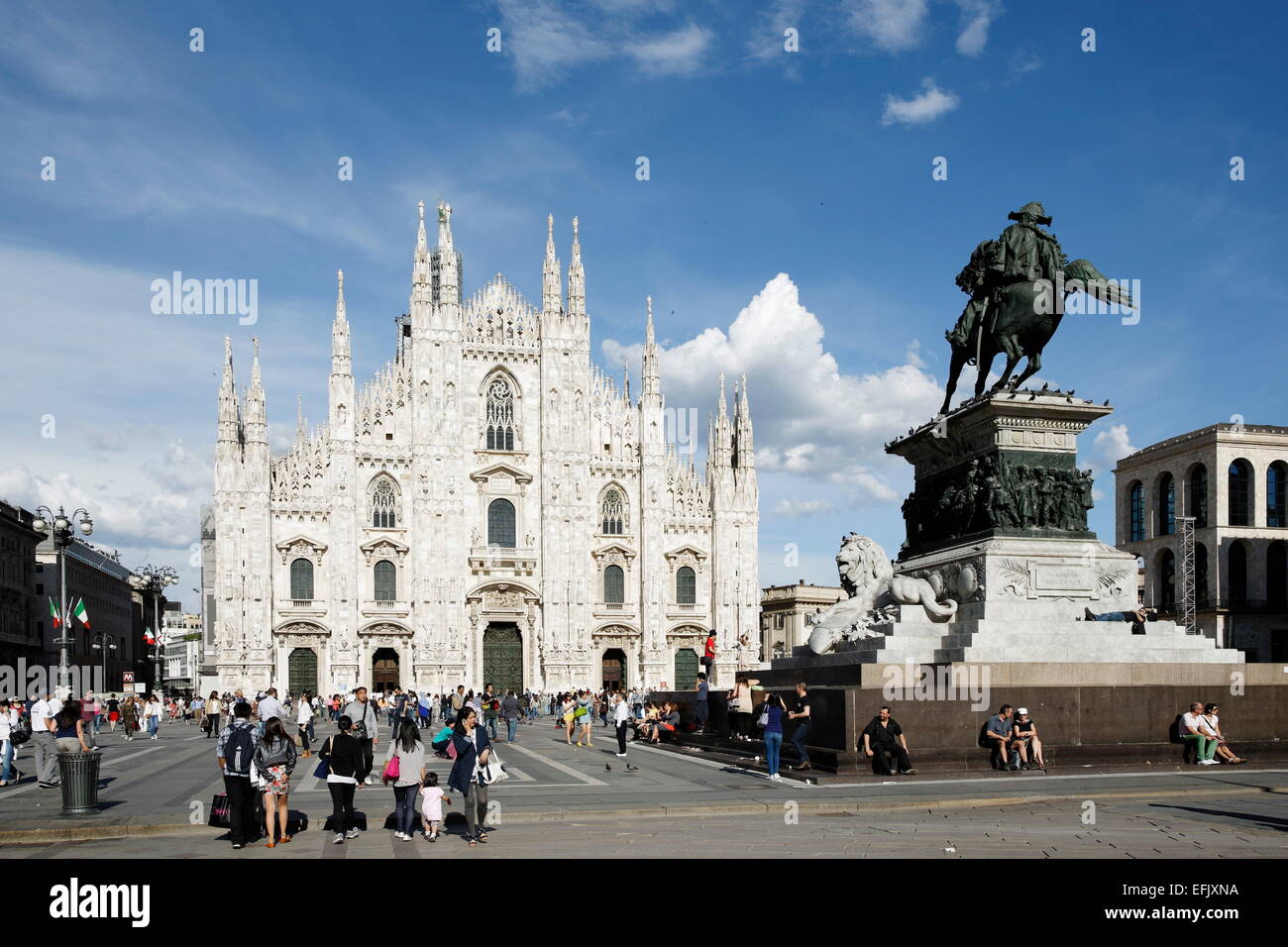 Piazza del Duomo con la statua equestre e Duomo di Milano, Milano, Lombardia, Italia Foto Stock