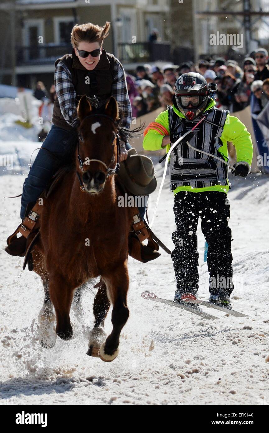 Minturn, STATI UNITI D'AMERICA. 05 feb 2015. Ski Joring in Minturn, STATI UNITI D'AMERICA, 05 febbraio 2015. Foto: Frank Maggio/picture alliance Credit: dpa/Alamy Live News Foto Stock