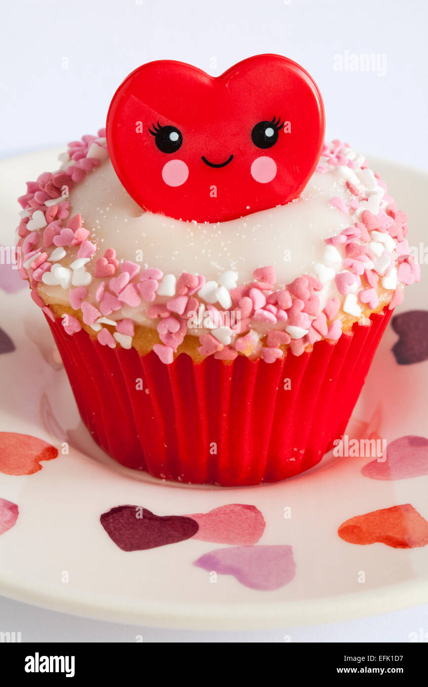 Valentino anello rosso cupcake impostato sulla piastra di cuore su sfondo bianco - ideale per il giorno di San Valentino, il giorno di san valentino Foto Stock
