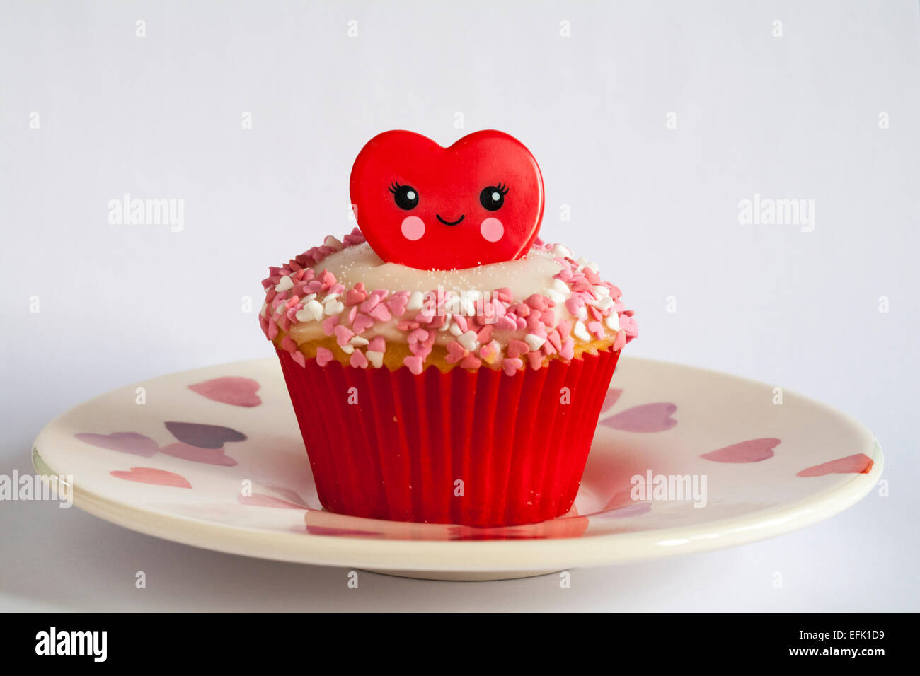 Valentino anello rosso cupcake impostato sulla piastra del cuore isolato su sfondo bianco - ideale per il giorno di San Valentino, il giorno di san valentino Foto Stock