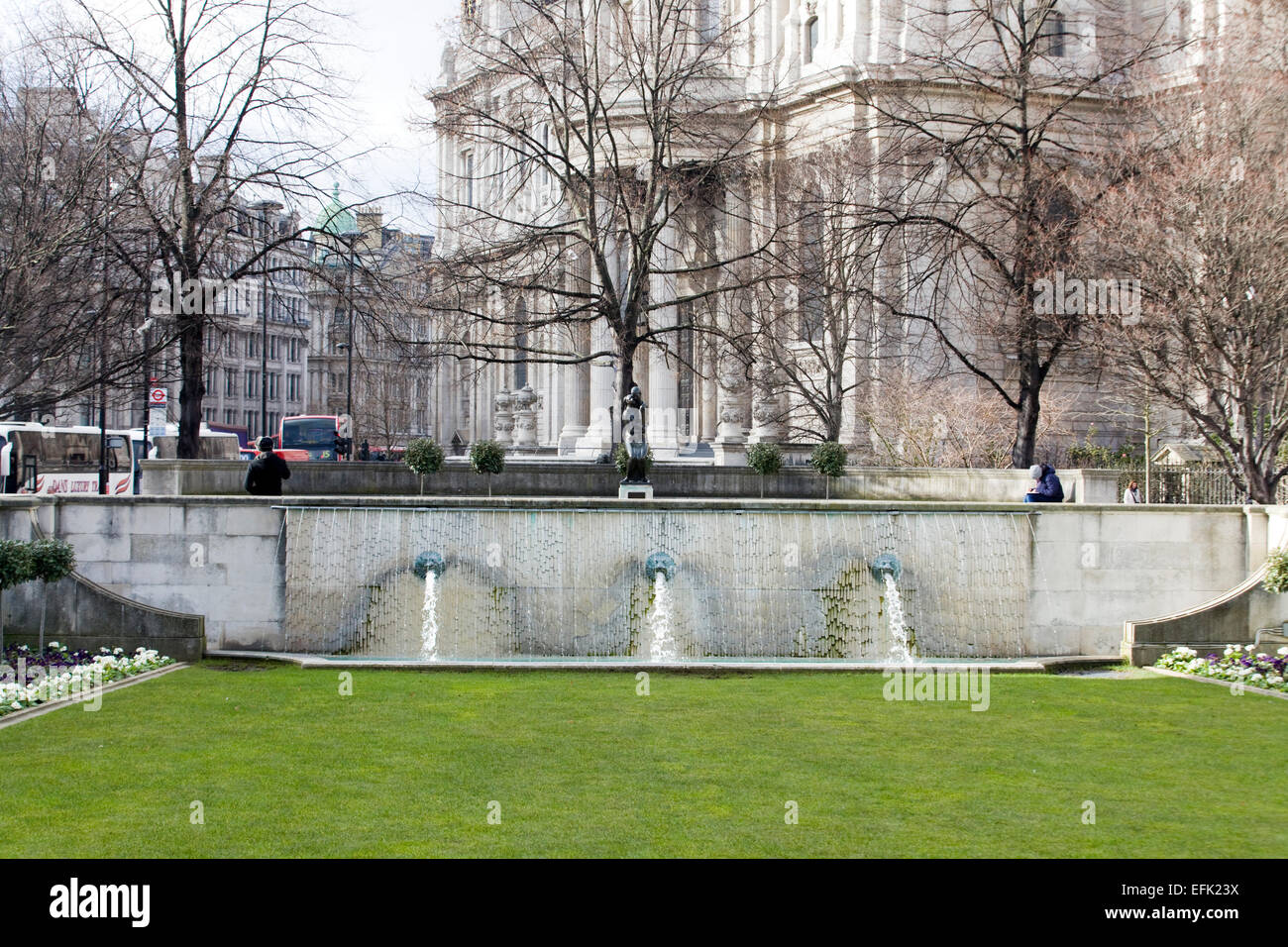 Leone di Bronzo acqua Statua fontana presso la Cattedrale di San Paolo a Londra Inghilterra Foto Stock