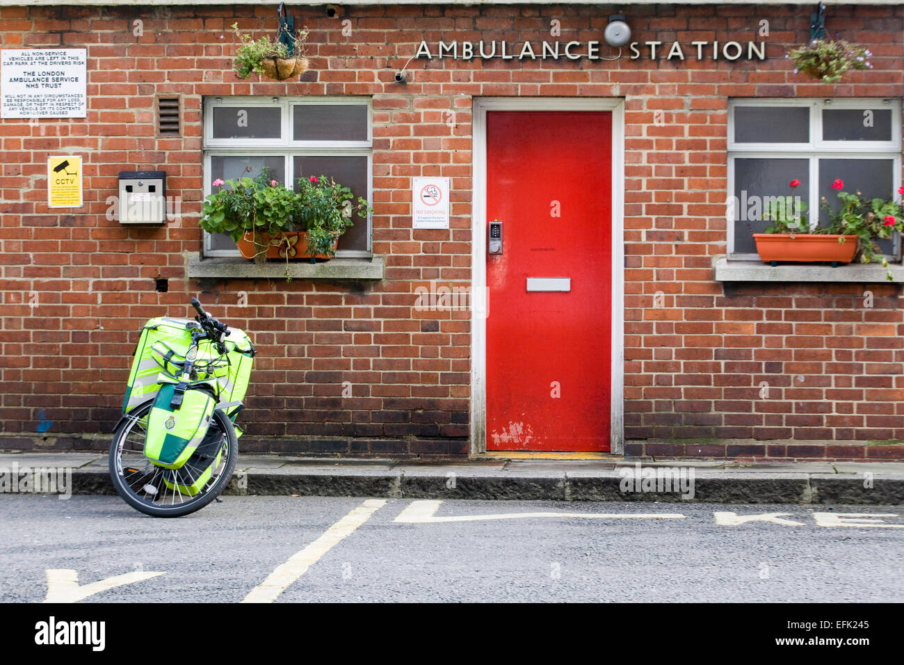 Il vecchio lavoro stazione di ambulanza in London Inghilterra England Foto Stock