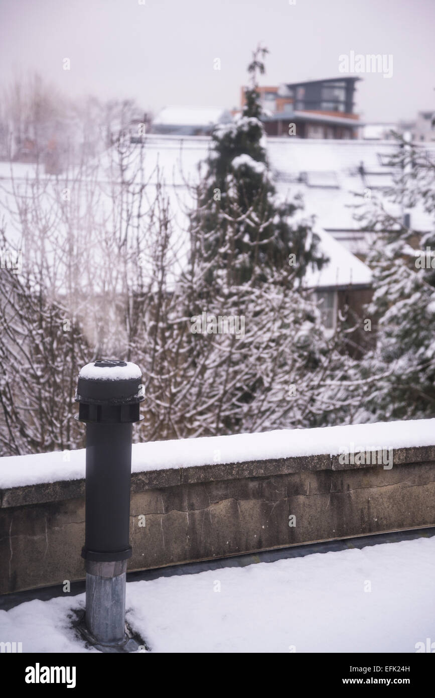 Il fumo esce dalla ciminiera, neve, Surrey, England, Regno Unito Foto Stock