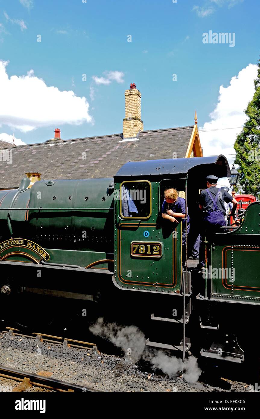 Locomotiva a vapore Classe 7800 4-6-0 Erlestoke Manor numero 7812 nella stazione ferroviaria, Arley, Inghilterra, Regno Unito. Foto Stock