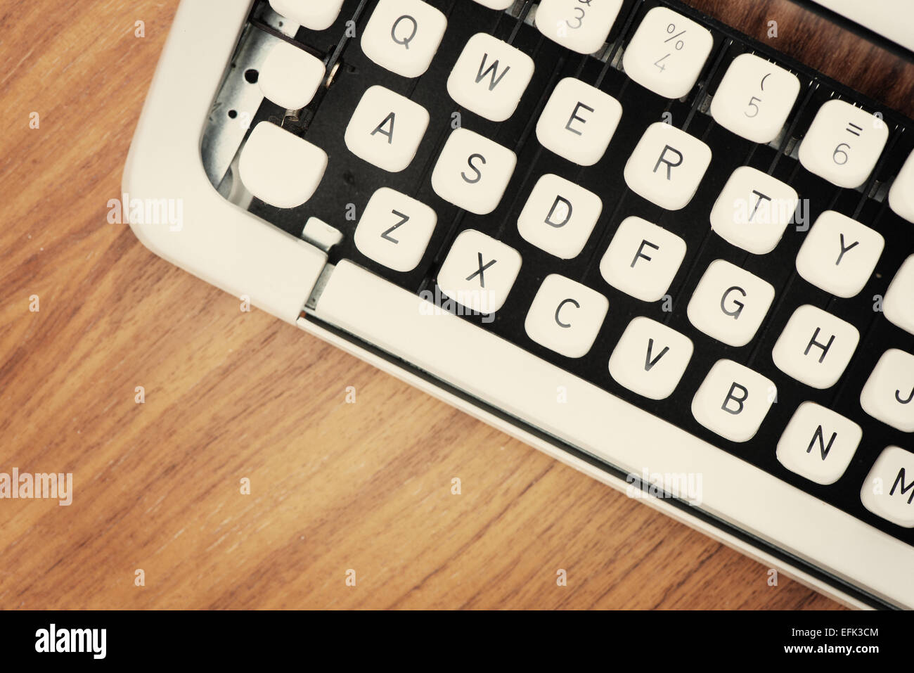 Vista superiore della vecchia macchina da scrivere dagli anni settanta sul tavolo di legno Foto Stock
