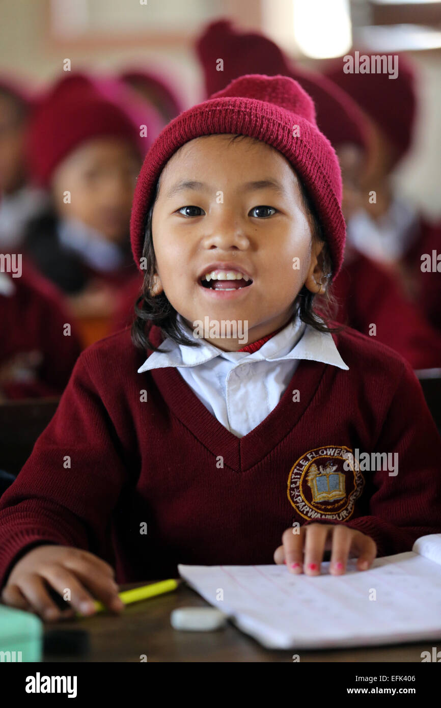 Ragazze in uniforme scolastica nella loro classe - Piccolo Fiore scuola primaria in Parwanipur vicino Birgunj, Nepal Foto Stock