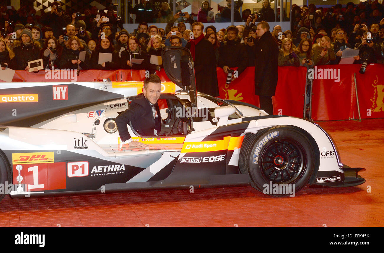 Berlino, Germania. 05 feb 2015. Il tedesco racing driver Andre Lotterer arriva in un'Audi Le Mans racing car il gala di apertura della 65a edizione del Festival del Cinema di Berlino, 5 febbraio 2015. Foto: Britta Pedersen/dpa Credito: dpa picture alliance/Alamy Live News Foto Stock