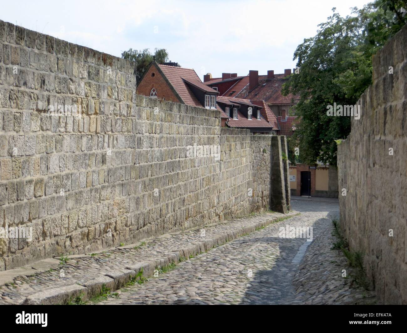 Molto vecchia strada con pavimentazione in ciottoli a Quedlinburg Foto Stock