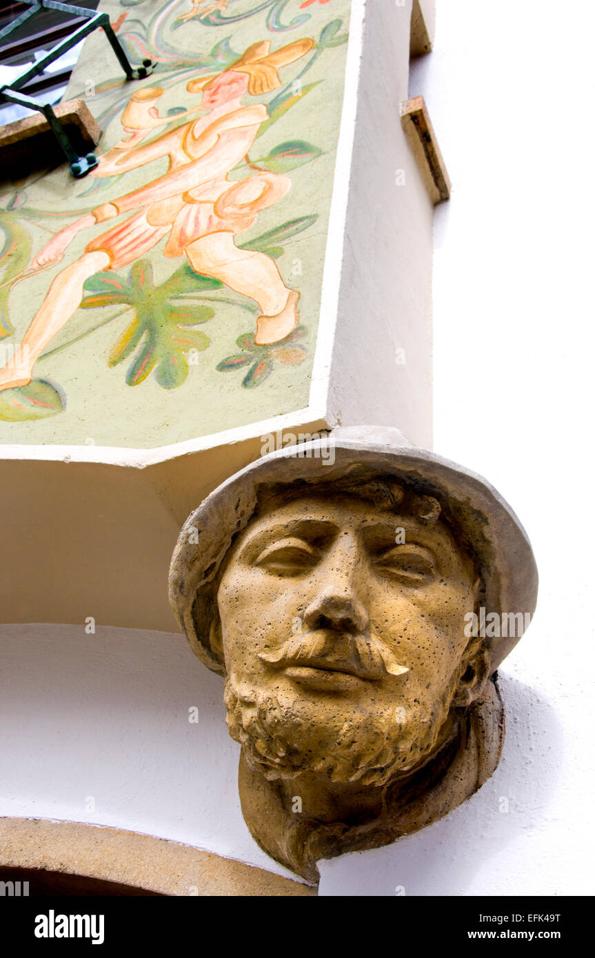 Weilheim, Baviera, Germania. Uomo scolpita la testa sul Wornlehaus Foto Stock