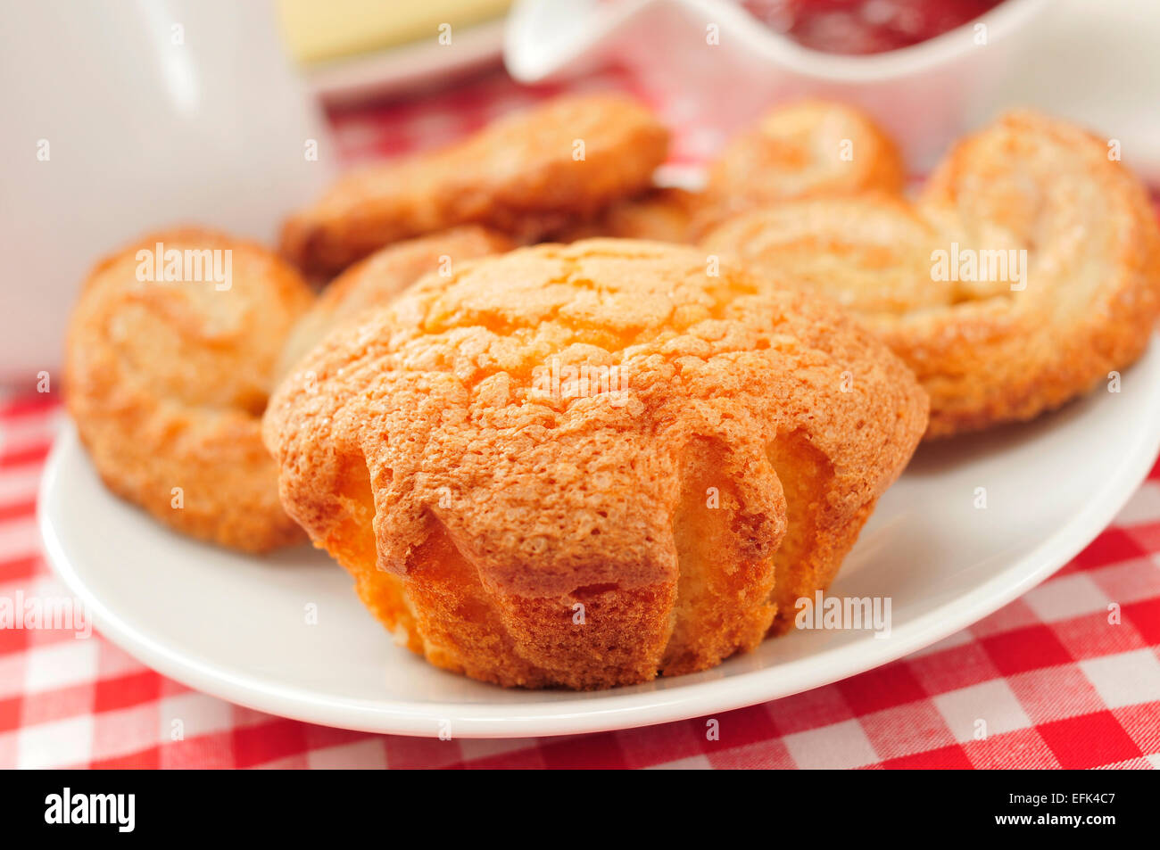 Una piastra con alcuni magdalenas e palmeras, spagnolo plain muffin e palme, su un set table Foto Stock