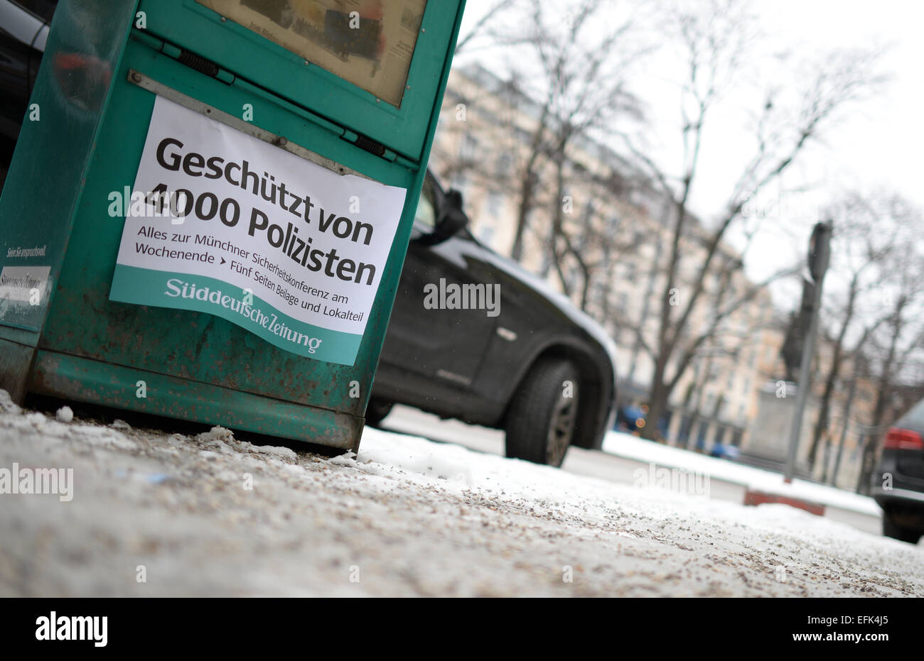 Monaco di Baviera, Germania. 5 febbraio, 2015. Un segno legge 'protetto da 4000 polizia' attaccato ad un chiosco di fronte al "Bayerische Hof " Hotel a Monaco di Baviera, Germania, il 5 febbraio 2015. Elevato livello di politici sono riuniti presso la cinquantunesima in occasione della conferenza di Monaco sulla sicurezza che è in funzione dal 6 febbraio al 8 febbraio 2015, per discutere di questioni sul conflitto in Ucraina, la lotta contro il cosiddetto Stato islamico (SI) e la controversia nucleare con l'Iran. Foto: Andreas Gebert/dpa/Alamy Live News Foto Stock