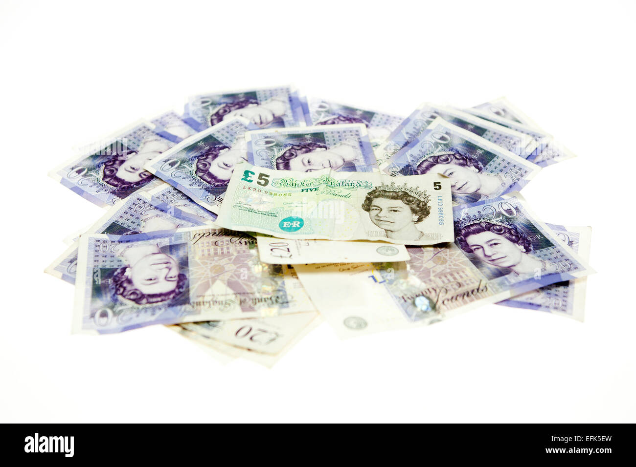 Un mucchio di £20 note con un £5 sulla parte superiore. Foto Stock