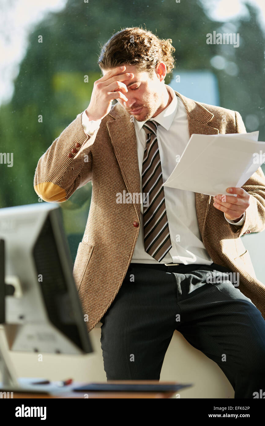 L uomo ha sottolineato durante il lavoro Foto Stock