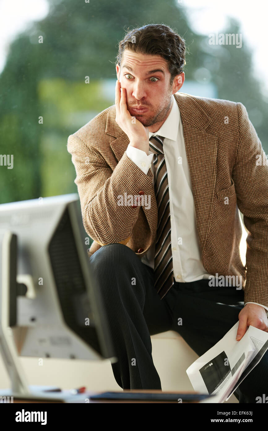 L uomo ha sottolineato durante il lavoro Foto Stock