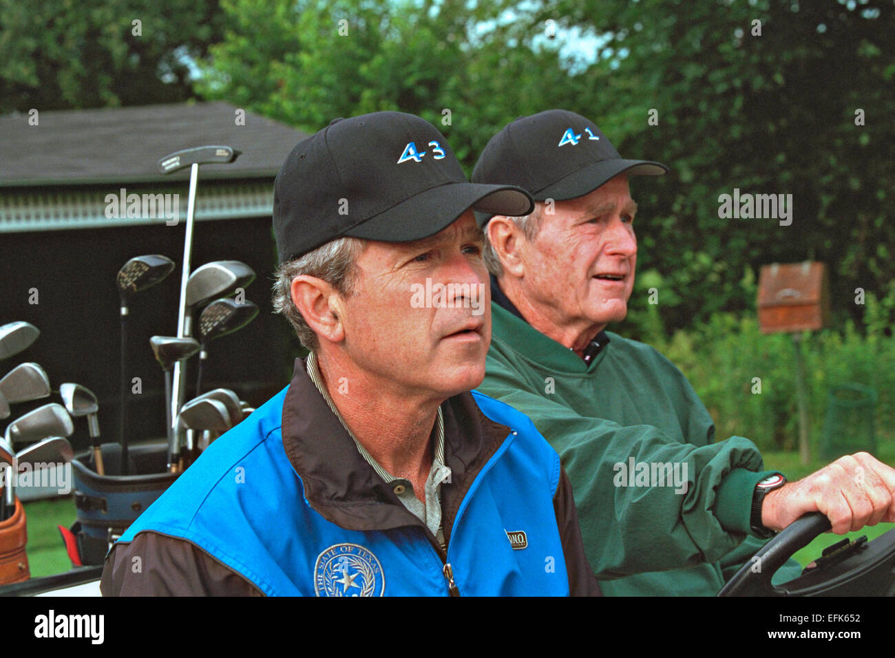 Il presidente americano George Bush si siede in un carrello da golf con suo padre ex Presidente George H.W. Bush indossando cappelli con 43 & 41 indicante la loro presidenza durante un giro a Cape Arundel Golf Club Luglio 6, 2001 a Kennebunkport, Maine. Foto Stock