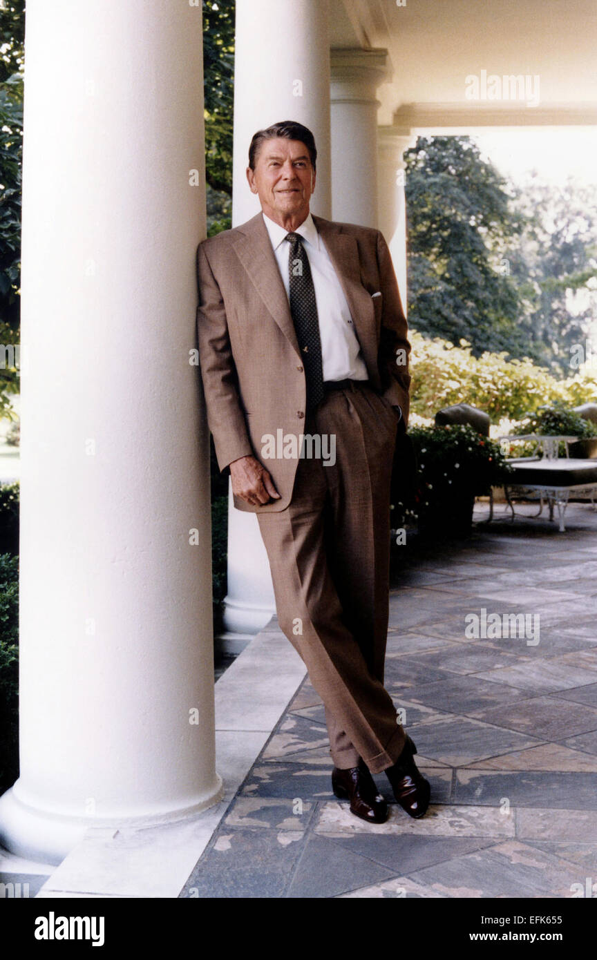 Il presidente statunitense Ronald Reagan in posa sulla Casa Bianca Colonnade Agosto 17, 1984 a Washington, DC. Foto Stock