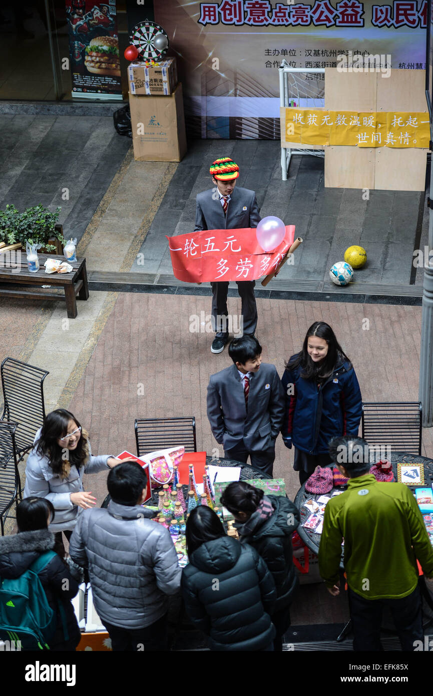 Hangzhou, cinese della Provincia di Zhejiang. 6 febbraio, 2015. Le persone prendono parte a una carità bazaar nell'EAC centro di Hangzhou, a est della capitale cinese della Provincia di Zhejiang, 6 febbraio 2015. Un bazar di carità a cui parteciparono più di 60 studenti internazionali aperto venerdì in Hangzhou, con tutto il denaro raccolto devoluto alle organizzazioni non a scopo di lucro. © Xu Yu/Xinhua/Alamy Live News Foto Stock