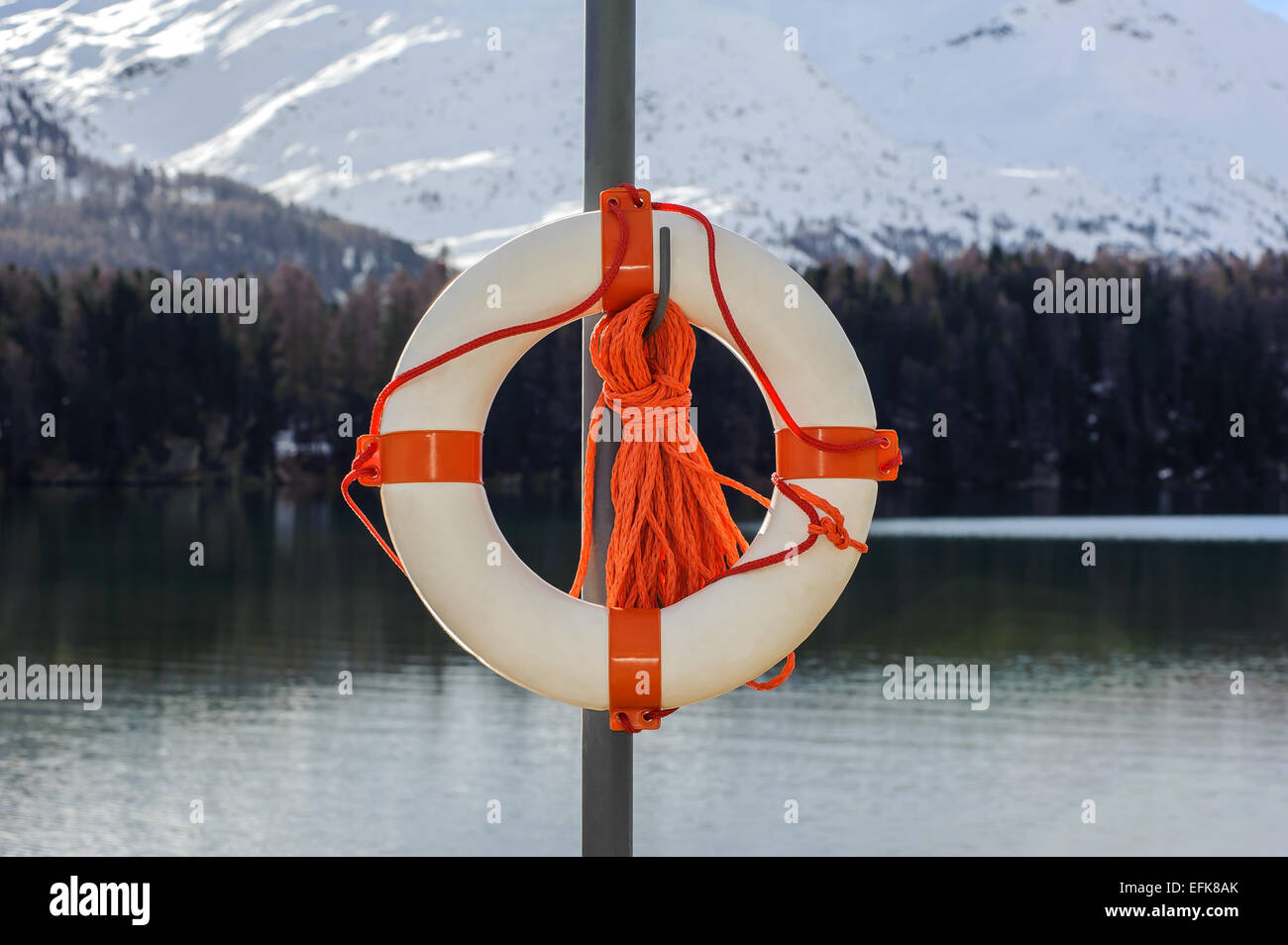 Salvagente sul fiordo norvegese o sul lago alpino Foto Stock