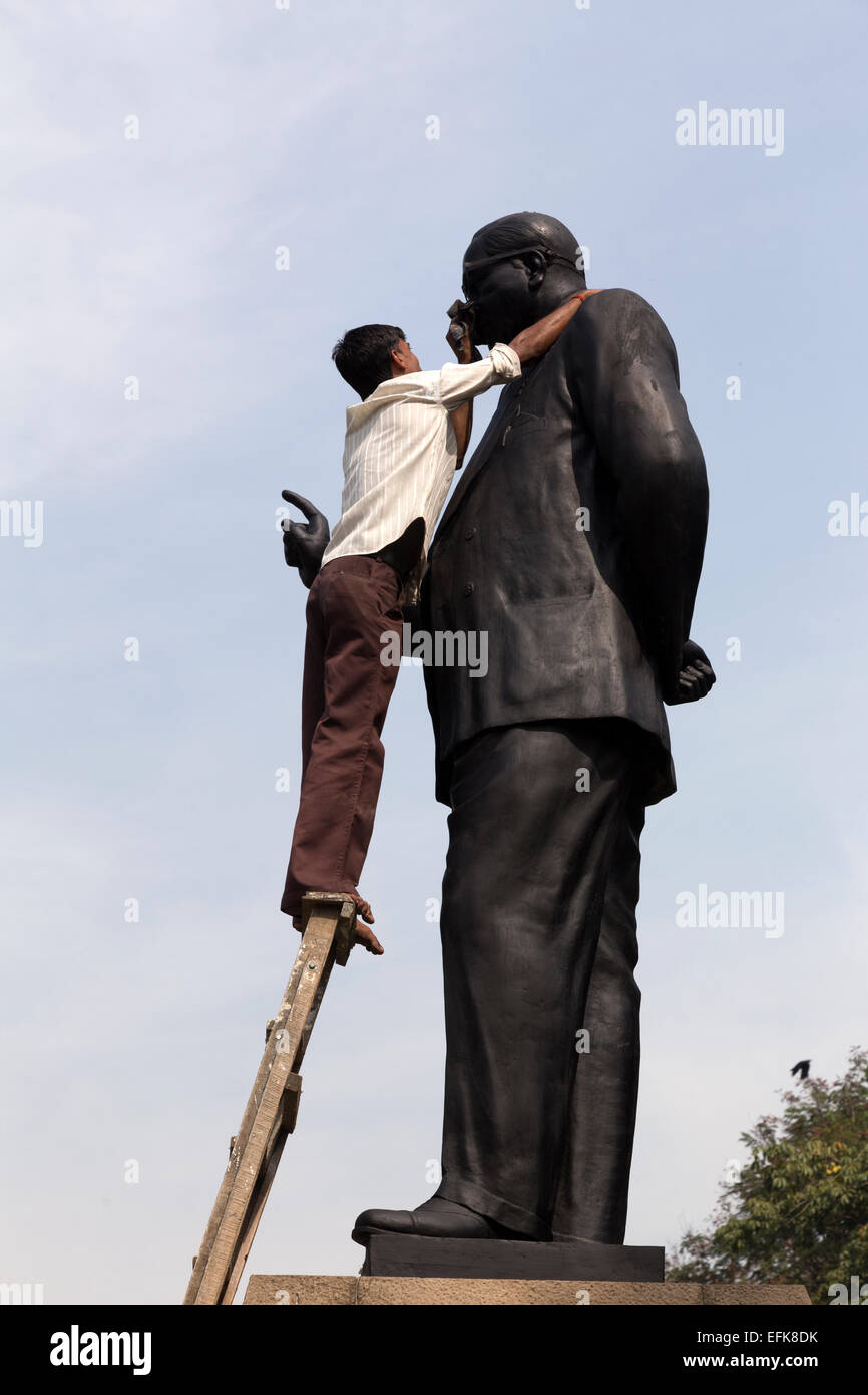India Maharashtra, Mumbai, Colaba distretto, l'uomo la pulizia della statua del Dr Ambedkar Foto Stock