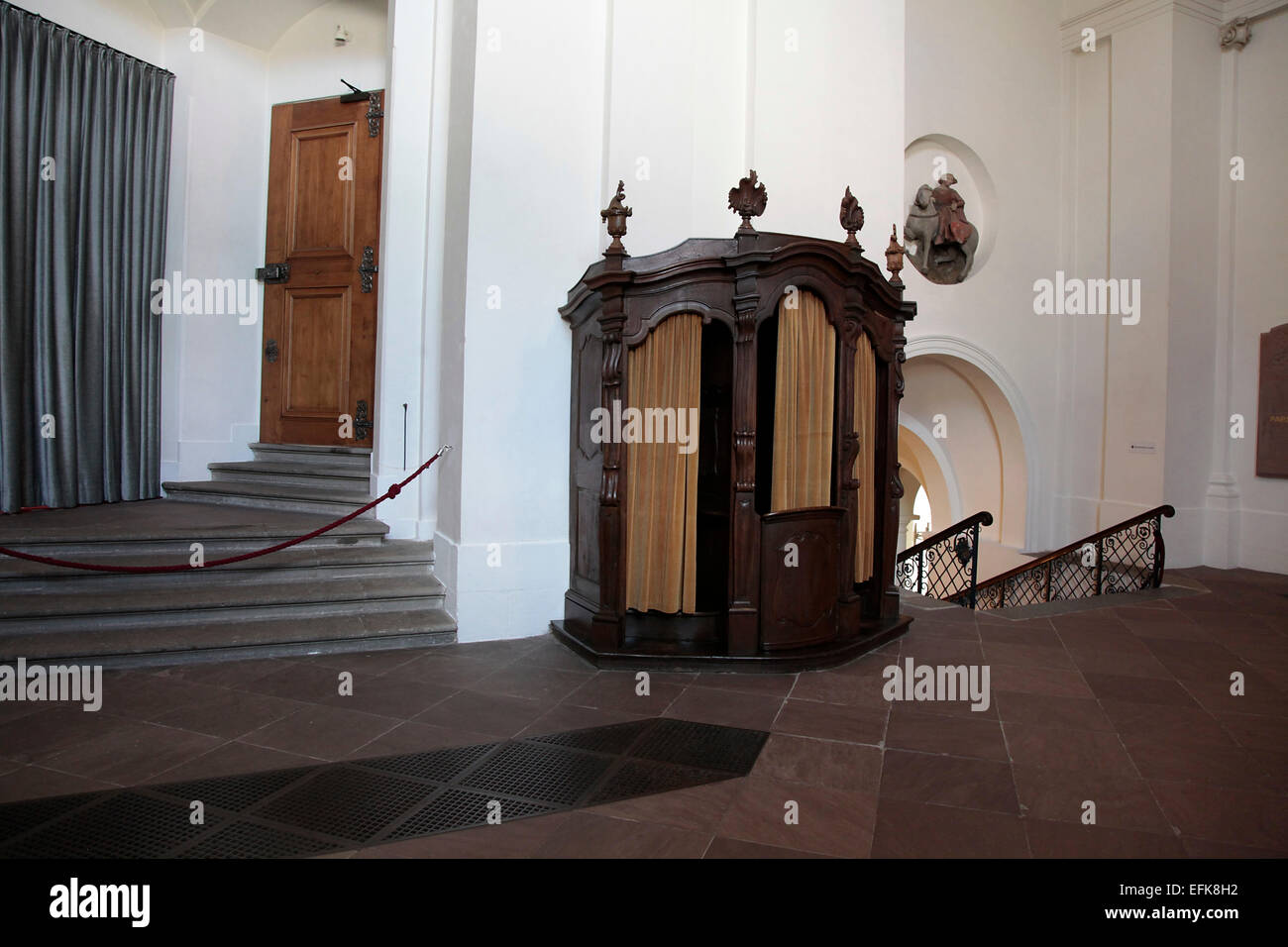 Il confessionale nella cattedrale di Fulda. Il confessionale è una parte del dispositivo nelle chiese cattoliche. Essa è il luogo per la confessione personale dei fedeli, l'assoluzione dal sacerdote segue. Foto: Klaus Nowottnick Data: Agosto 8, 2014 Foto Stock