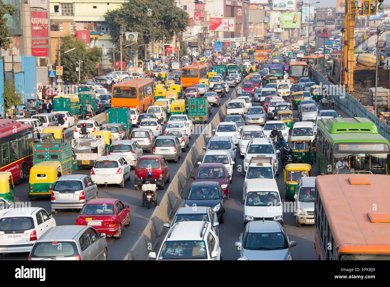 Il traffico pesante sulla Circonvallazione a sud di estensione, Delhi, India Foto Stock