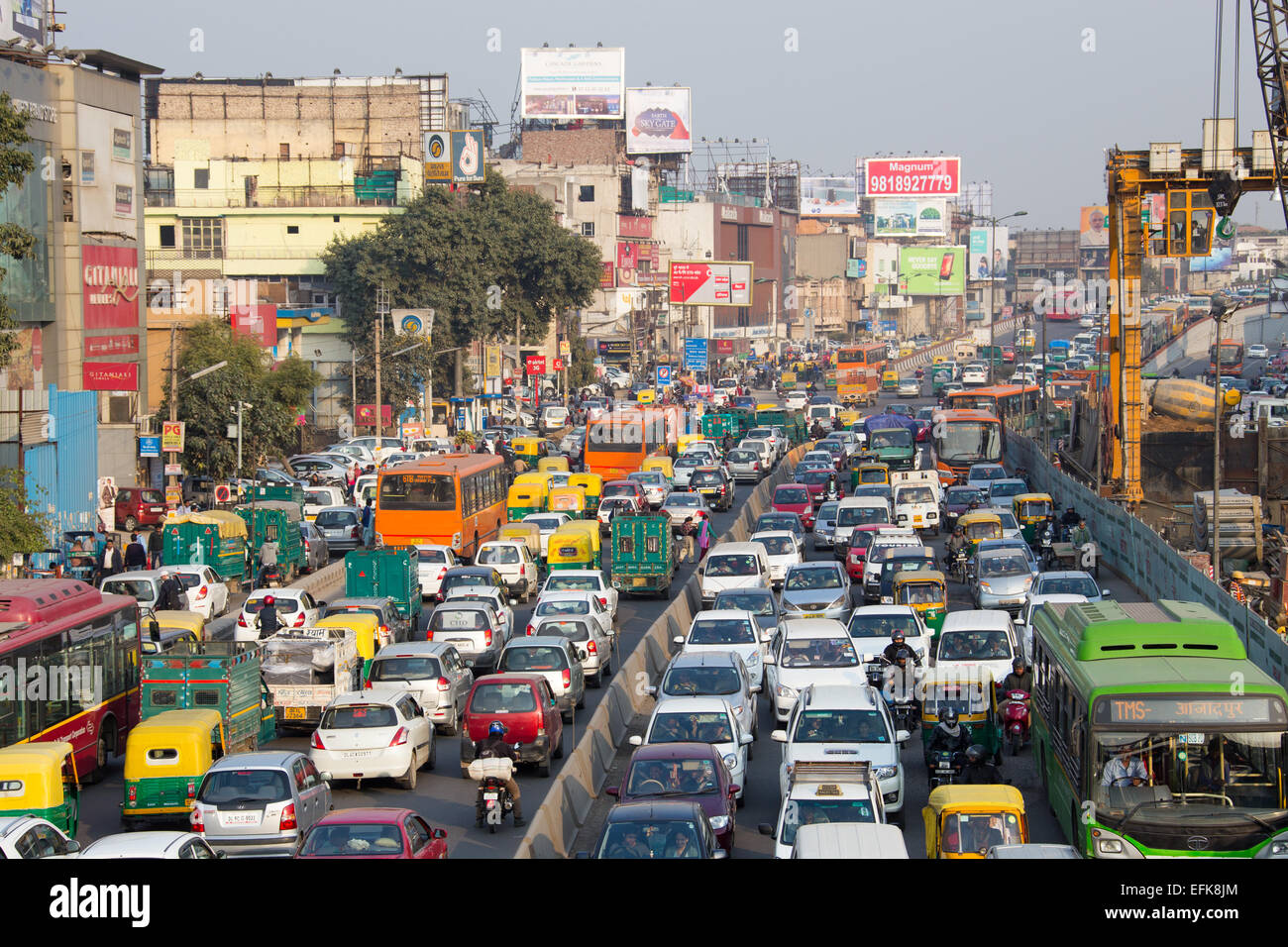 Il traffico pesante sulla Circonvallazione a sud di estensione, Delhi, India Foto Stock