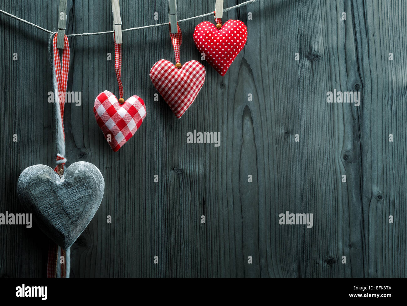 Il giorno di San Valentino - Carte da parati - cuori tessili appeso sulla corda ordine ascendente Foto Stock