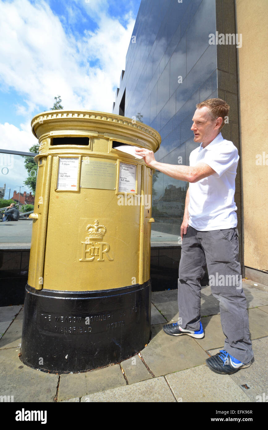 Golden casella postale nella città di Leeds per contrassegnare il conseguimento di Nicola Adams vincendo due medaglie d'oro olimpiche Yorkshire Regno Unito Foto Stock
