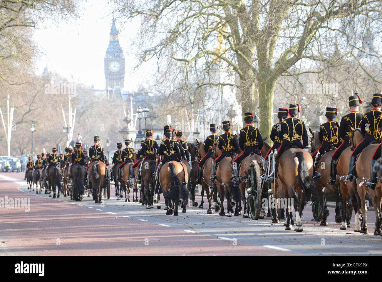 Green Park, London, Regno Unito. Il 6 febbraio 2015. Il nastro in uscita parco verde di voce torna alla caserma di Wellington. . Una pistola 41 Salute prende luogo nel parco verde dal re della truppa cavallo Royal Artillery per contrassegnare la regina Elisabetta il giorno di adesione nel 1952. Credito: Matteo Chattle/Alamy Live News Foto Stock