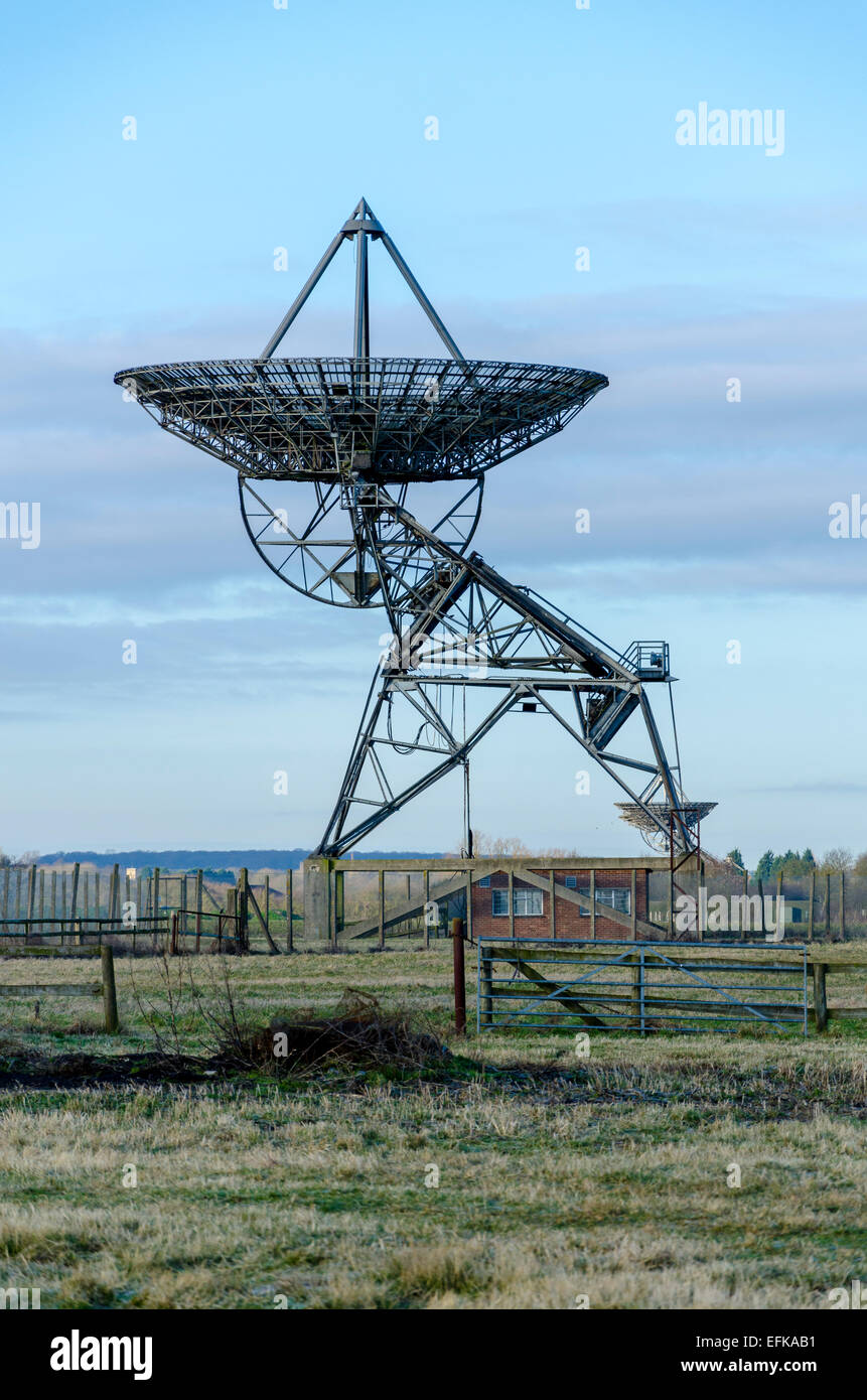 Una antenna di One-Mile telescopio al Mullard Radio Astronomy Observatory radio telescopi, Cambridge Foto Stock