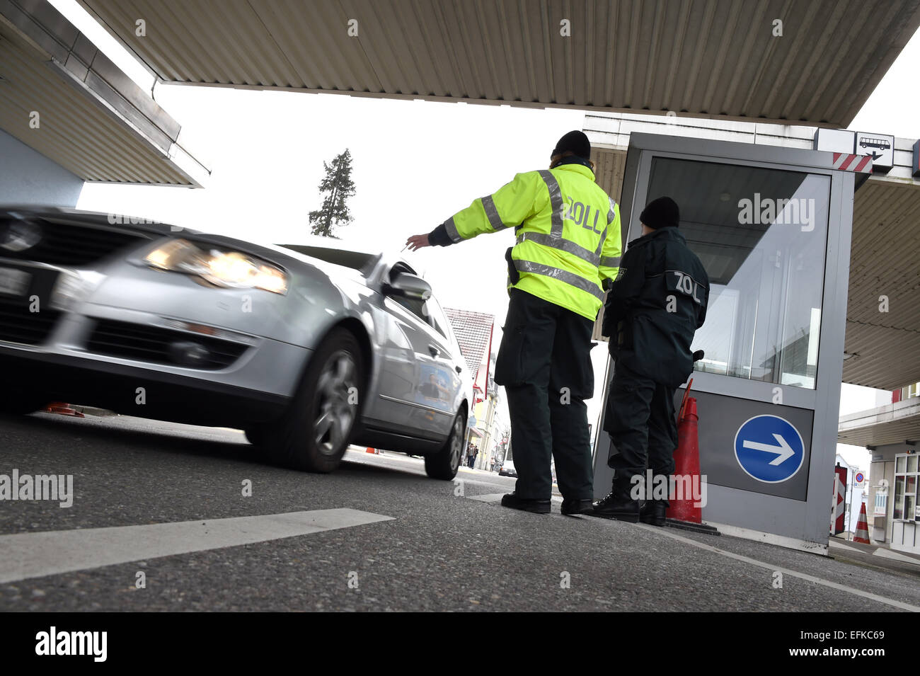Un funzionario doganale si arresta la macchina di un cittadino svizzero che passa il confine con la Germania a Konstanz, Germania, il 6 febbraio 2015. Foto: FELIX KAESTLE/dpa Foto Stock
