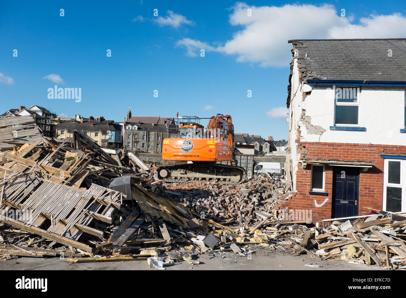 Aberystwyth, Wales, Regno Unito. 6 febbraio 2015. Una fila di case a schiera in Gianfranco Road viene demolita per far posto a un controverso nuovo supermercato Tesco Credit: Alan Hale/Alamy Live News Foto Stock