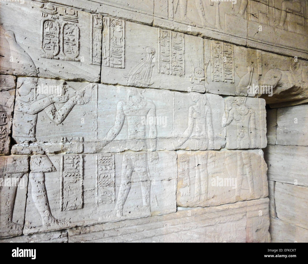 Egyptian bassorilievo sulla facciata in pietra del Tempio Foto Stock