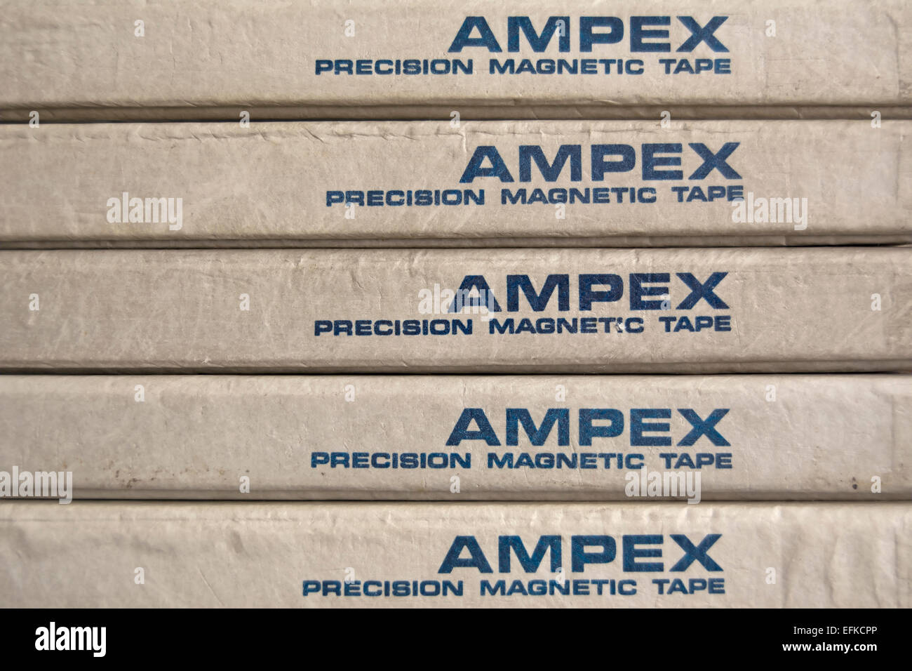 Scatole impilate ampex marcato con precisione il nastro magnetico Foto Stock