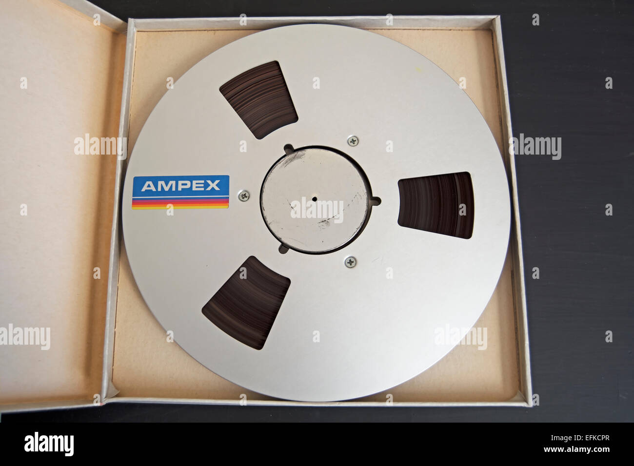 Rocchetto metallico ampex del nastro di registrazione nella casella produttori Foto Stock