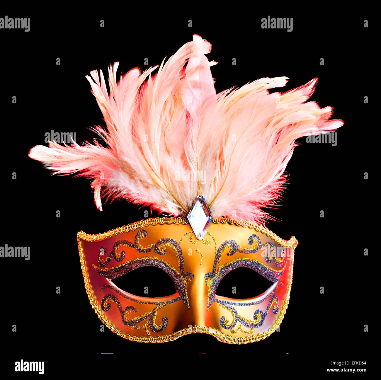 Una maschera di Arlecchino con piume illuminato da luci rosse Foto Stock