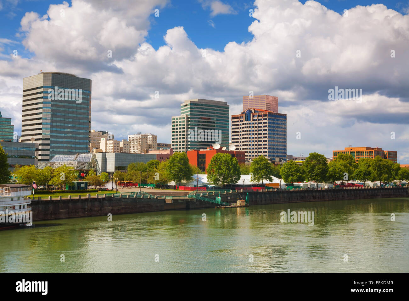 Downtown Portland cityscape su un nuvoloso giorno Foto Stock