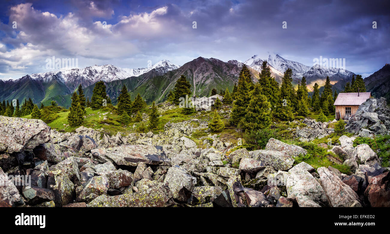 Casa isolata nelle montagne di Zaili Alatay, Kazakistan, Asia centrale Foto Stock