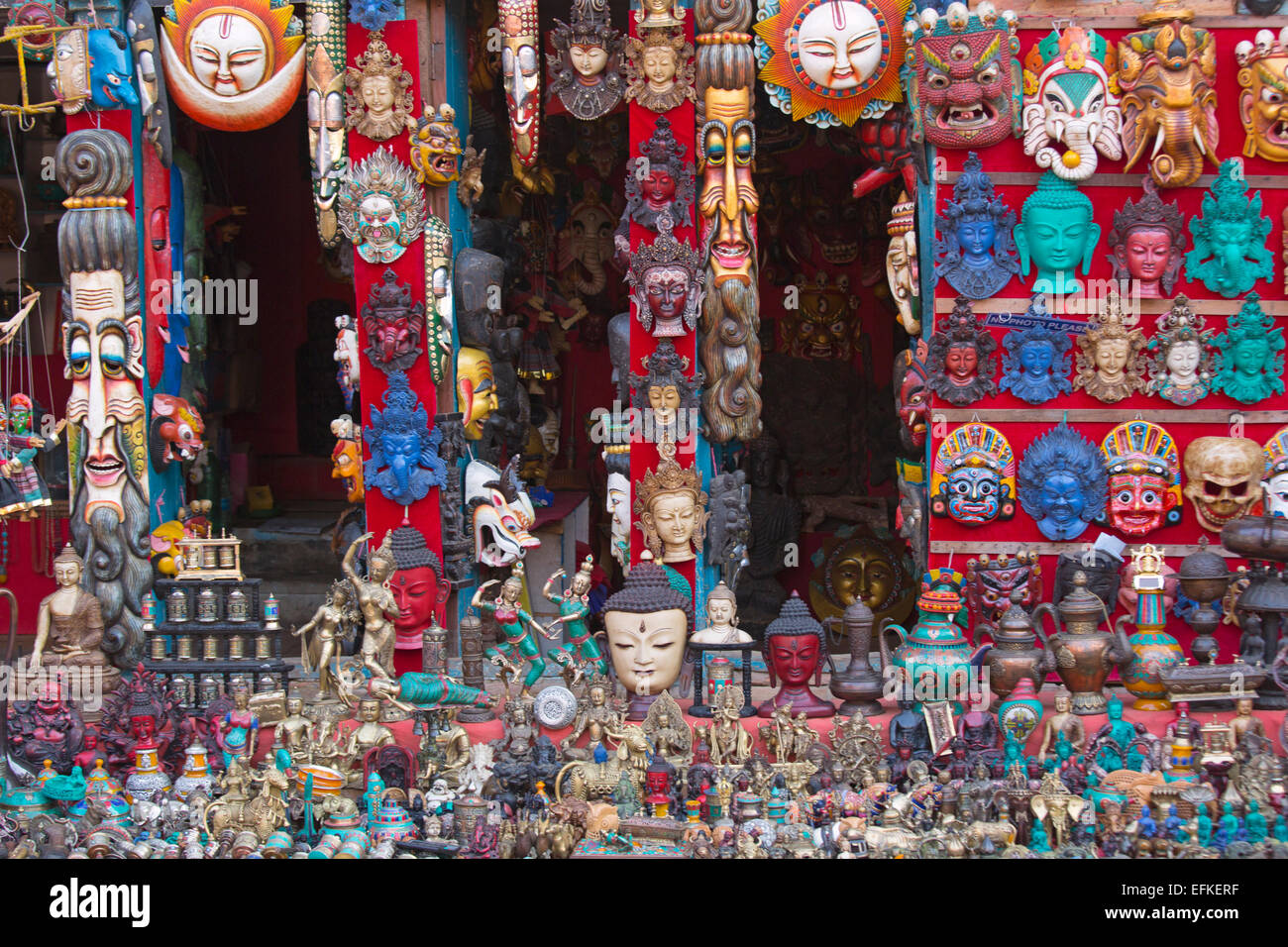 Negozio di vendita di maschere colorate a Bodnath il più grande stupa in Nepal il quadrato di Durbar Kathmandu Foto Stock