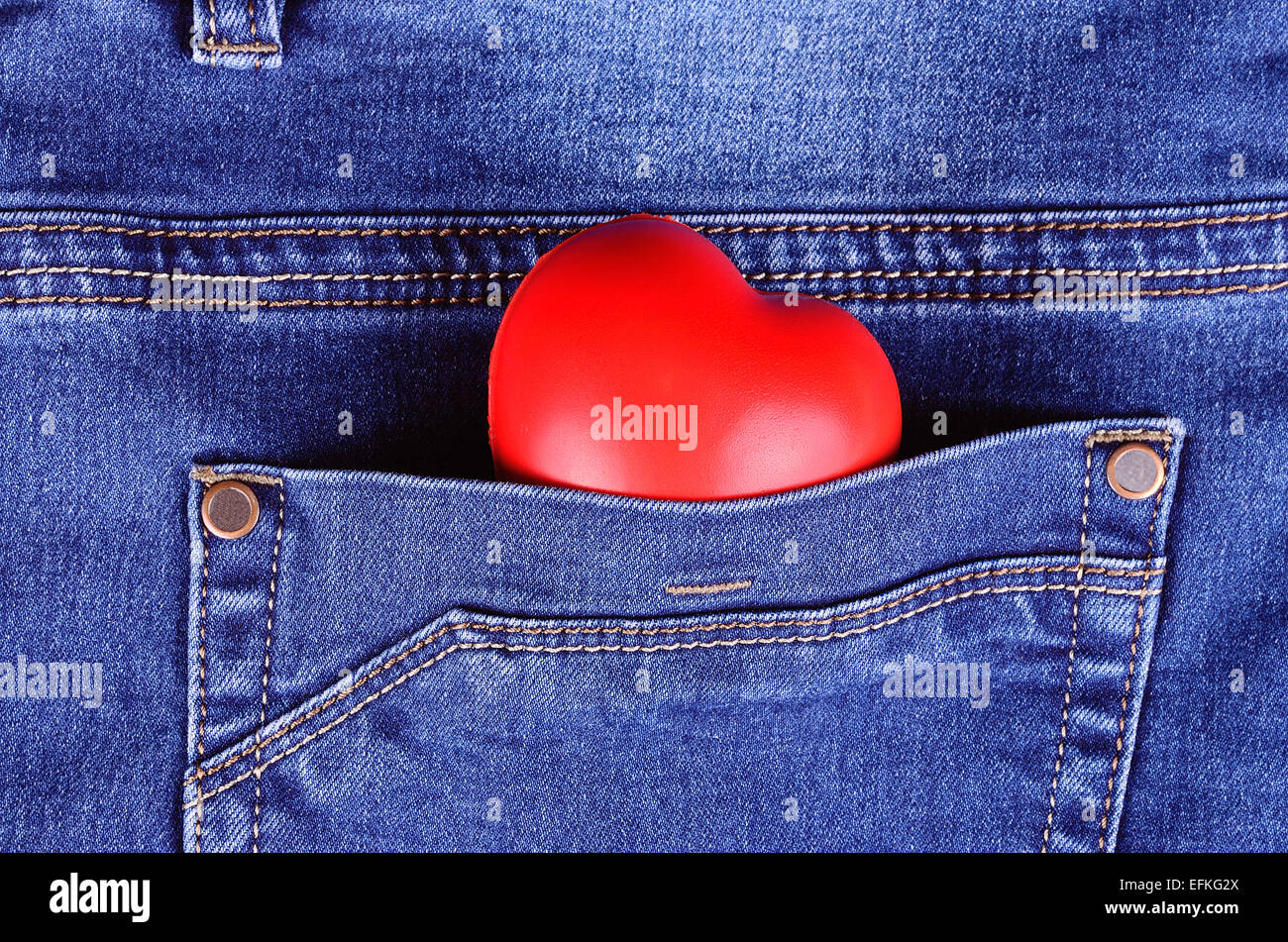 Leggere forma di cuore in blue jeans pocket, dettaglio Foto Stock