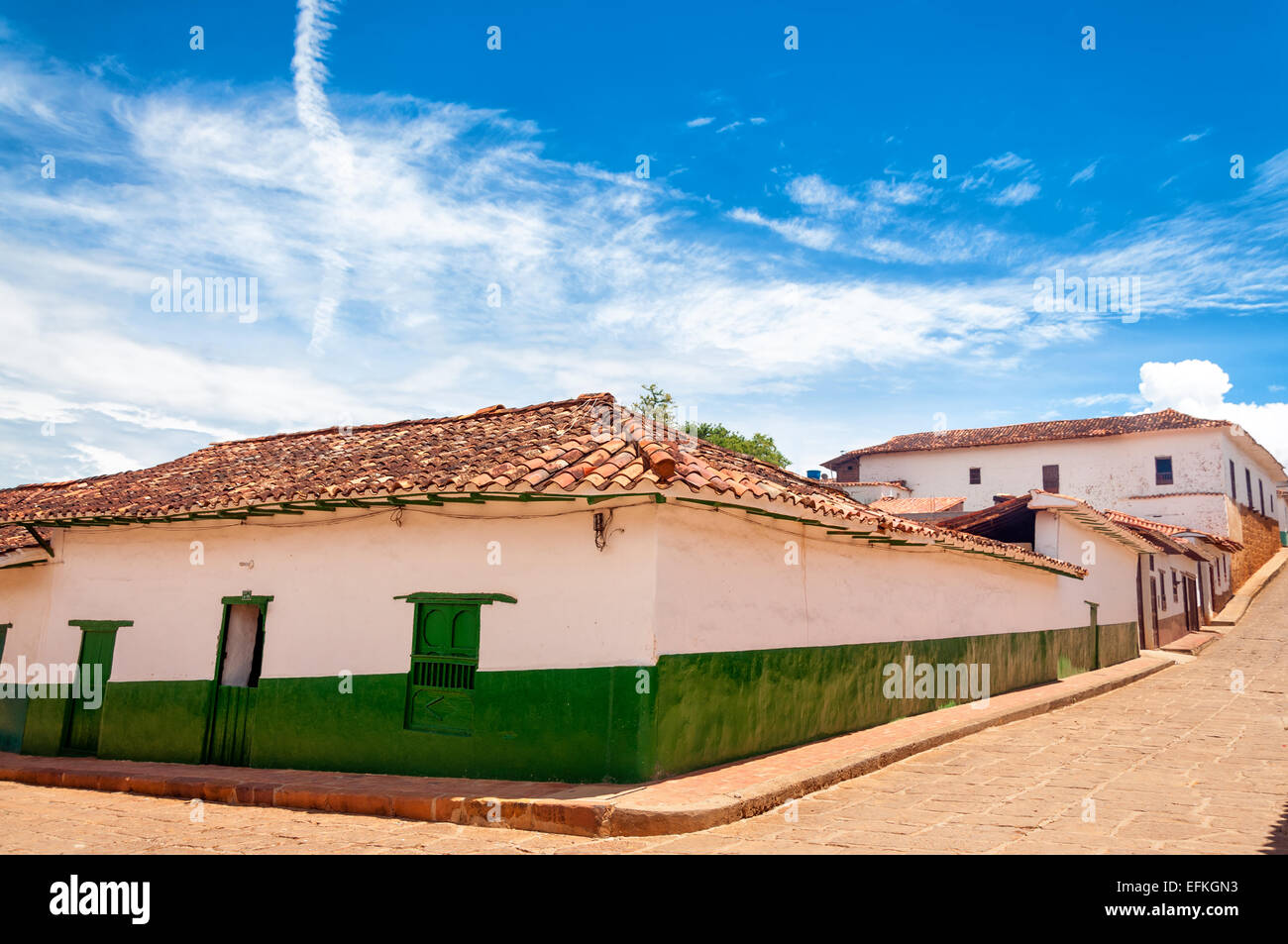 Verde e bianco edifici coloniali in Barichara, Colombia Foto Stock
