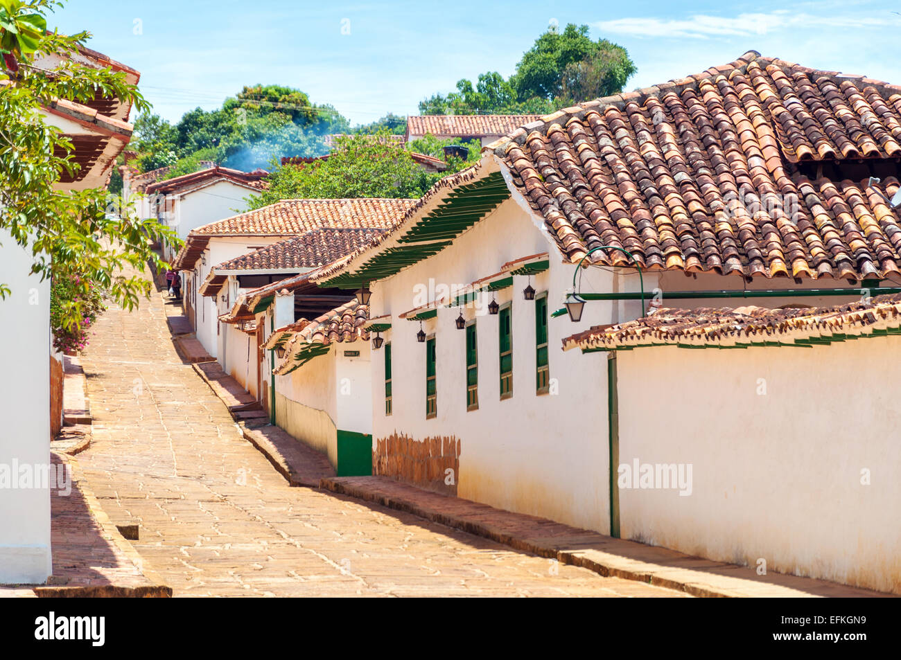 Strada coloniale con con il bianco degli edifici storici in Barichara, Colombia Foto Stock