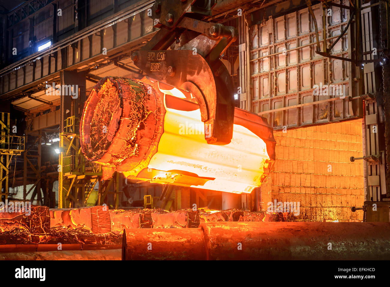 A caldo di acciaio fuso in forno in acciaieria Foto stock - Alamy