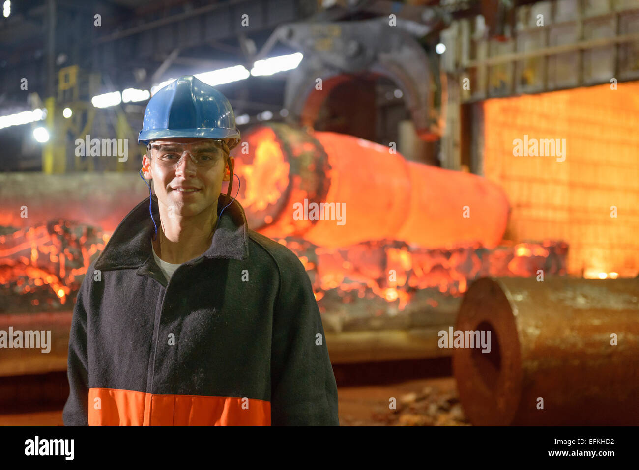Ritratto di steelworker apprendista in acciaieria Foto Stock
