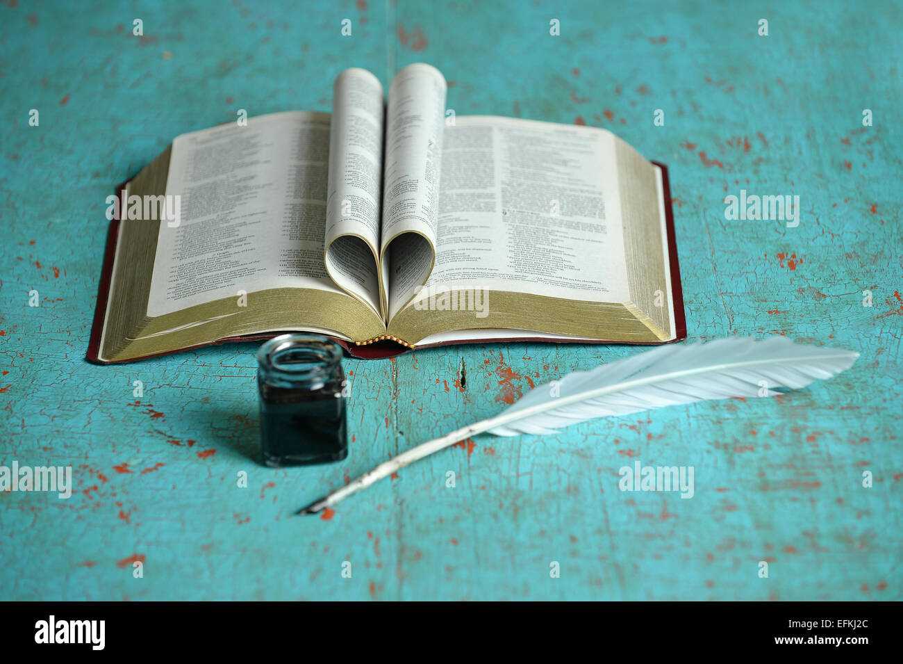 Aprire la Bibbia, inkwell e giù sulla tabella di grunge Foto Stock