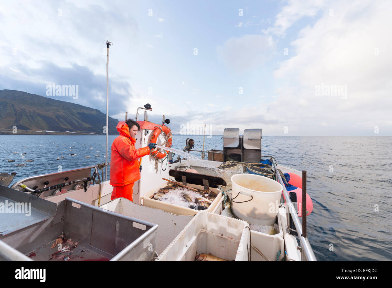 Fisherman lavaggio barche da pesca Foto Stock