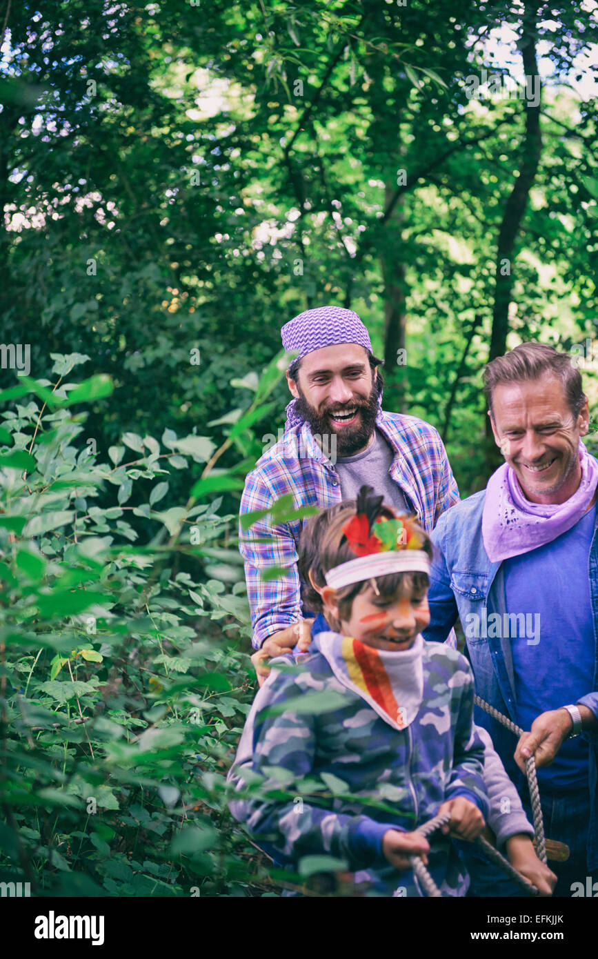 Due uomini catturati con fune da ragazzo in foresta Foto Stock